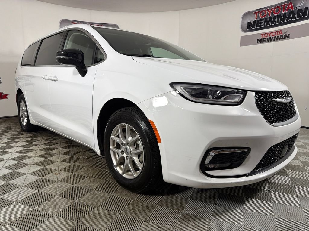 2024 Chrysler Pacifica Touring L's photo