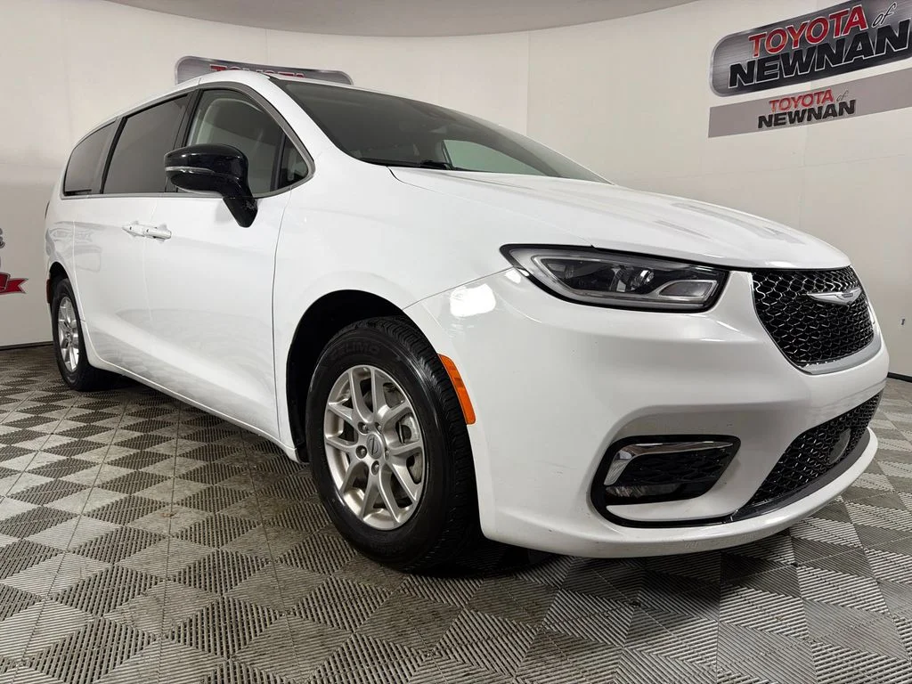 2024 Chrysler Pacifica Touring L's photo