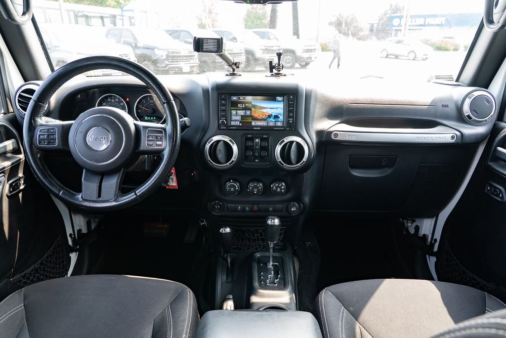 Used 2016 Bright White Clearcoat Jeep Unlimited Rubicon image 10