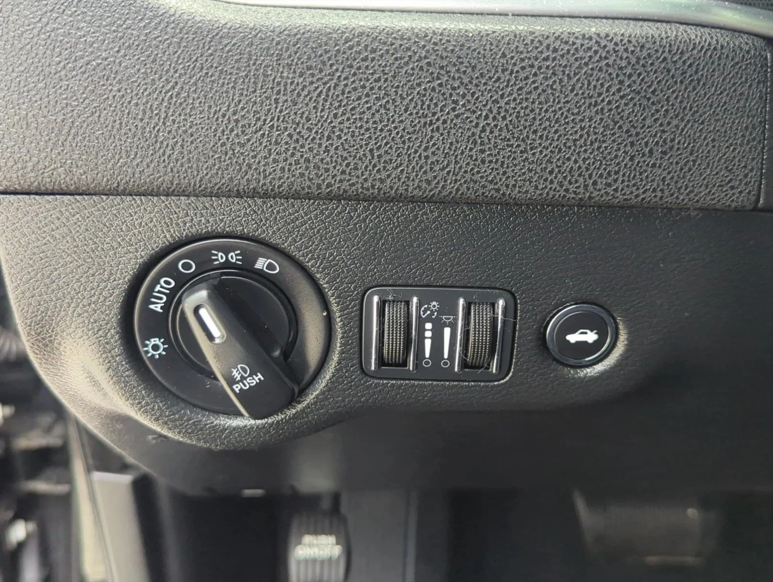 Used 2016 Pitch Black Clearcoat Dodge SXT image 13