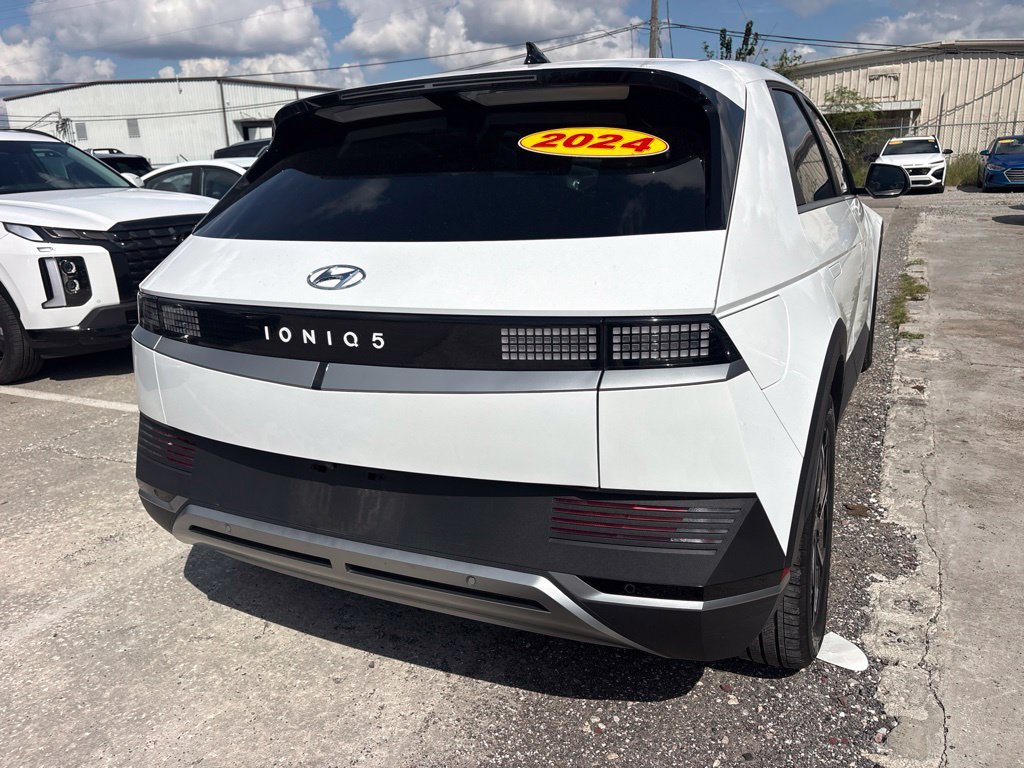 Used 2024 White Hyundai SEL image 3