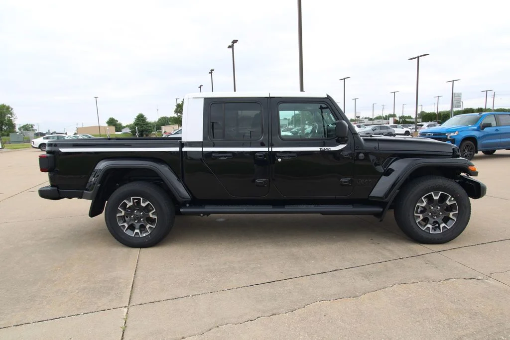 New 2026 Black Clear-Coat Exterior Paint Jeep Sahara image 4