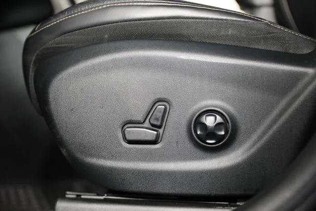 Used 2018 Gray Jeep Latitude Plus image 19