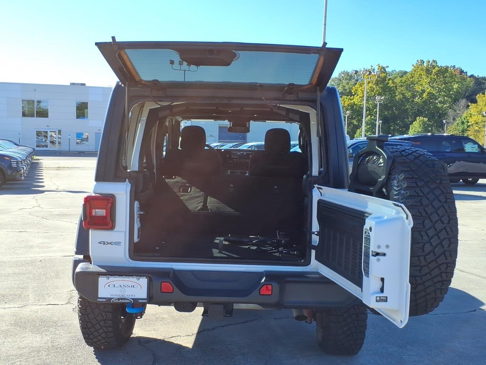 Used 2024 Bright White Clearcoat Jeep Rubicon image 25