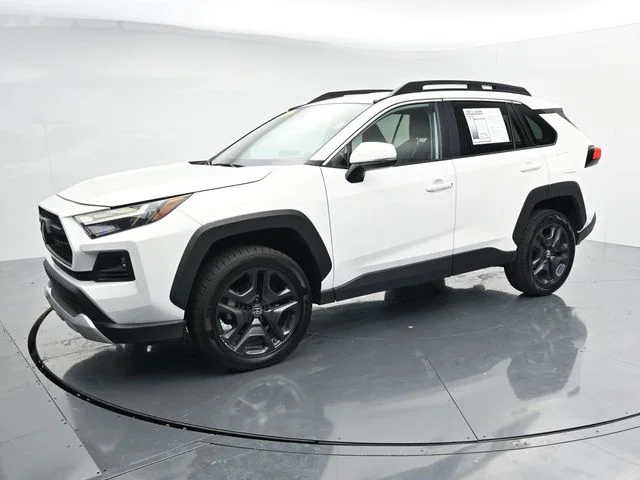 Used 2024  Toyota Adventure image 3