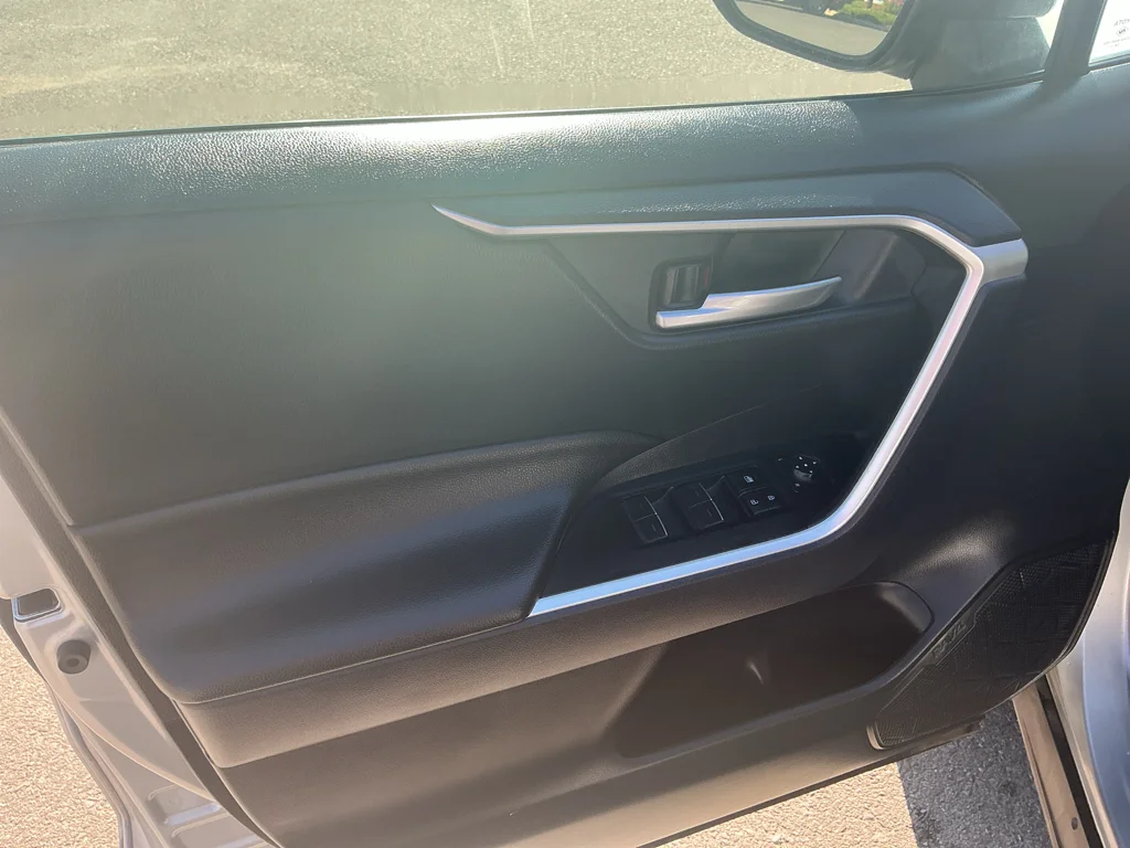 Used 2025 SILVER SKY METALLIC Toyota XLE image 11