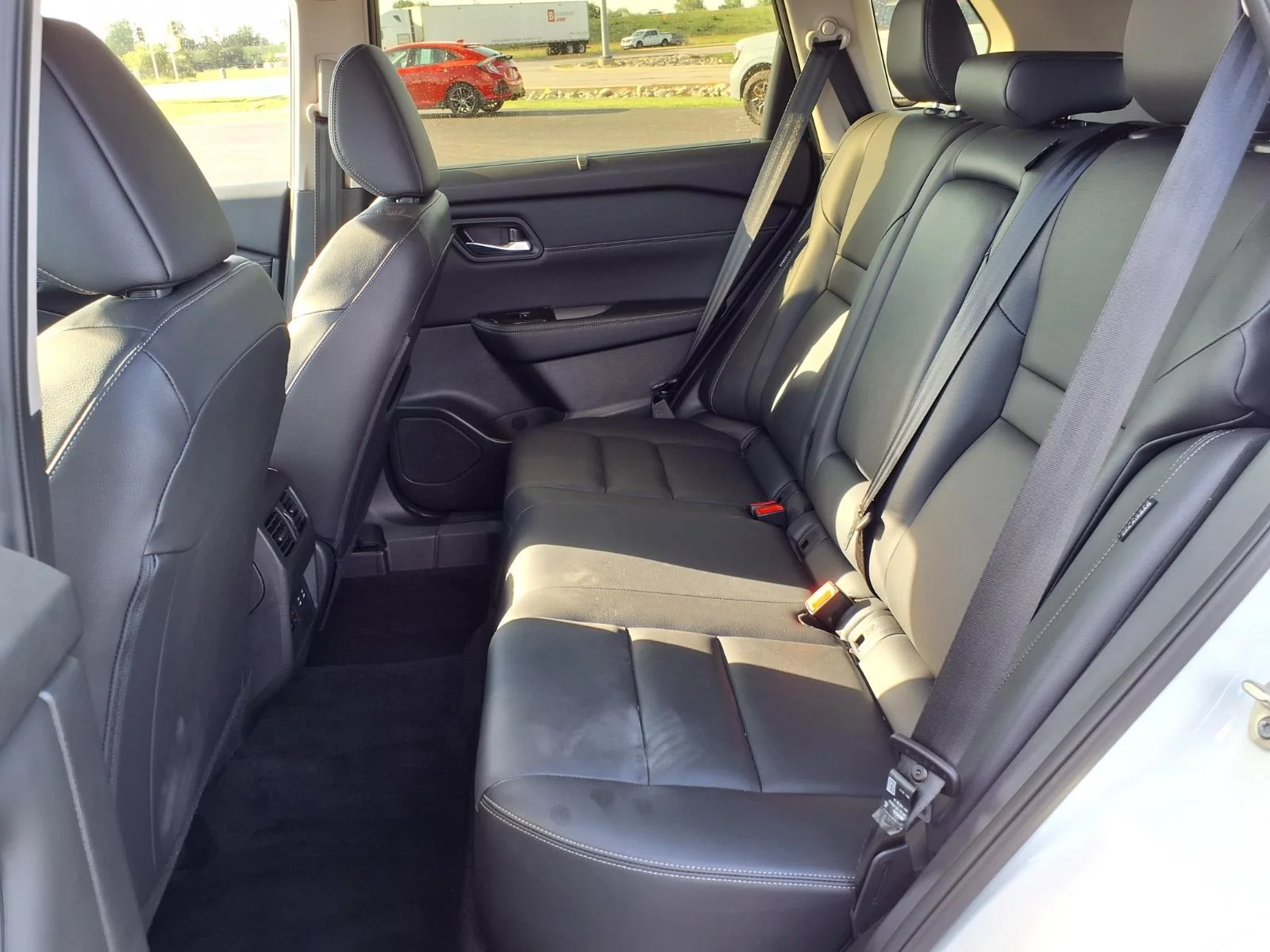 Used 2025 Everest White Pearl Nissan SL image 14