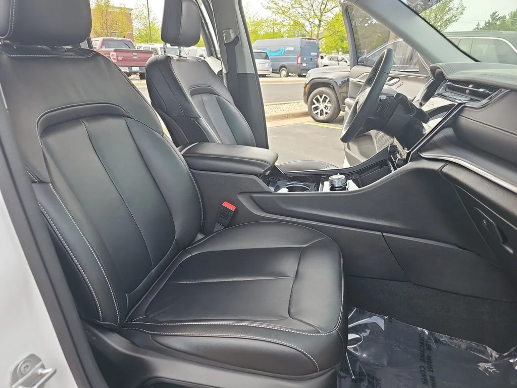 Used 2023 White/off-white Jeep Limited image 10