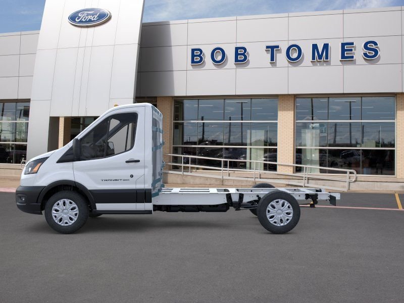New 2026 Oxford White Ford Cutaway image 4