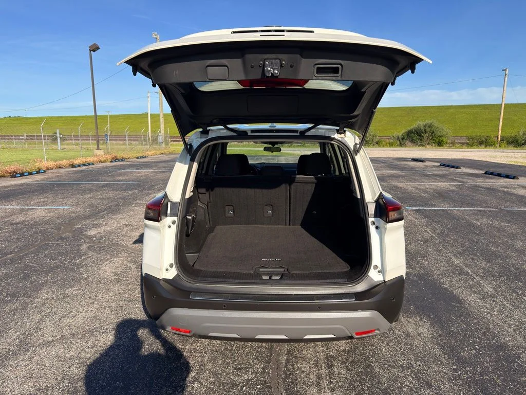 Used 2021 White Nissan SV image 31