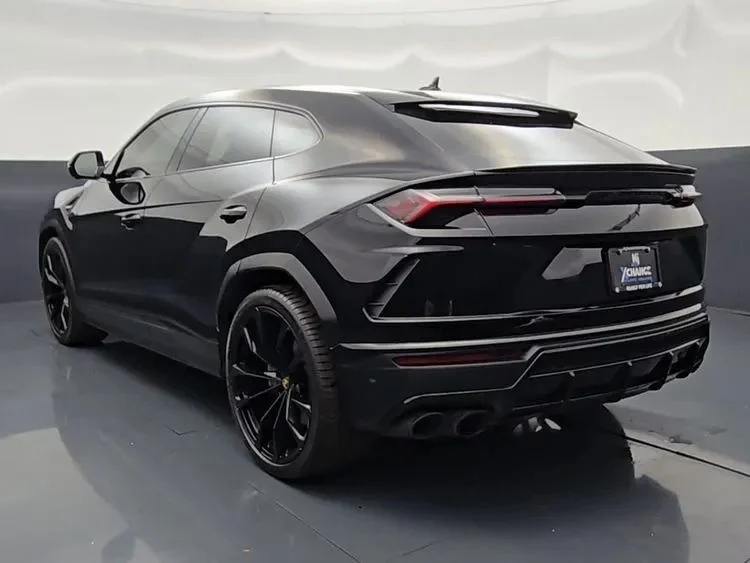 Used 2022  Lamborghini Sport Utility 4D image 6