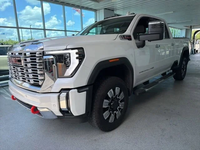 Used 2024 White Frost Tricoat GMC Denali image 4