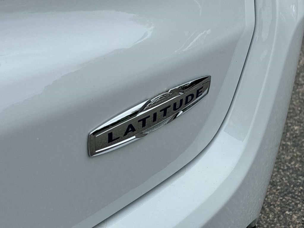 Used 2022 White Jeep Latitude image 12