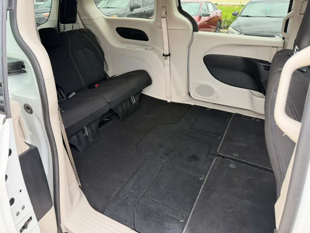 Used 2023 Bright White Clearcoat Chrysler LX image 31