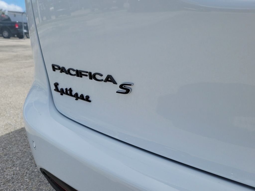 New 2026 Bright White Clear-Coat Exterior Paint Chrysler Limited image 6