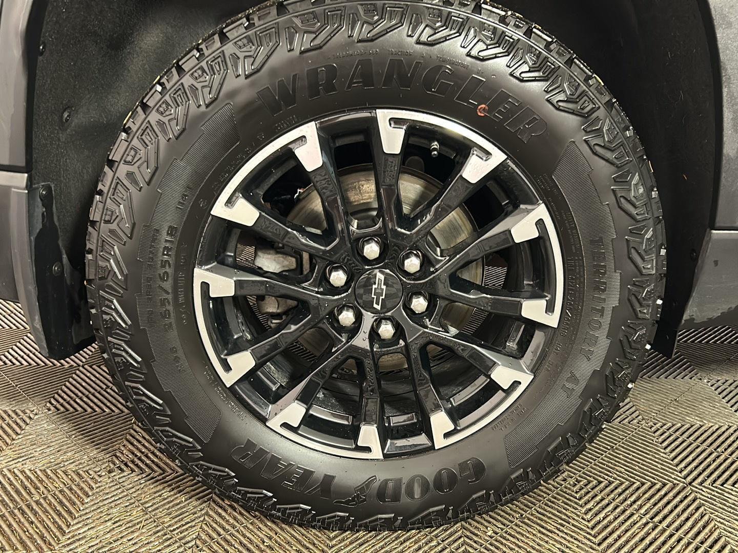 Used 2024 Lakeshore Blue Metallic Chevrolet AWD Z71 image 2