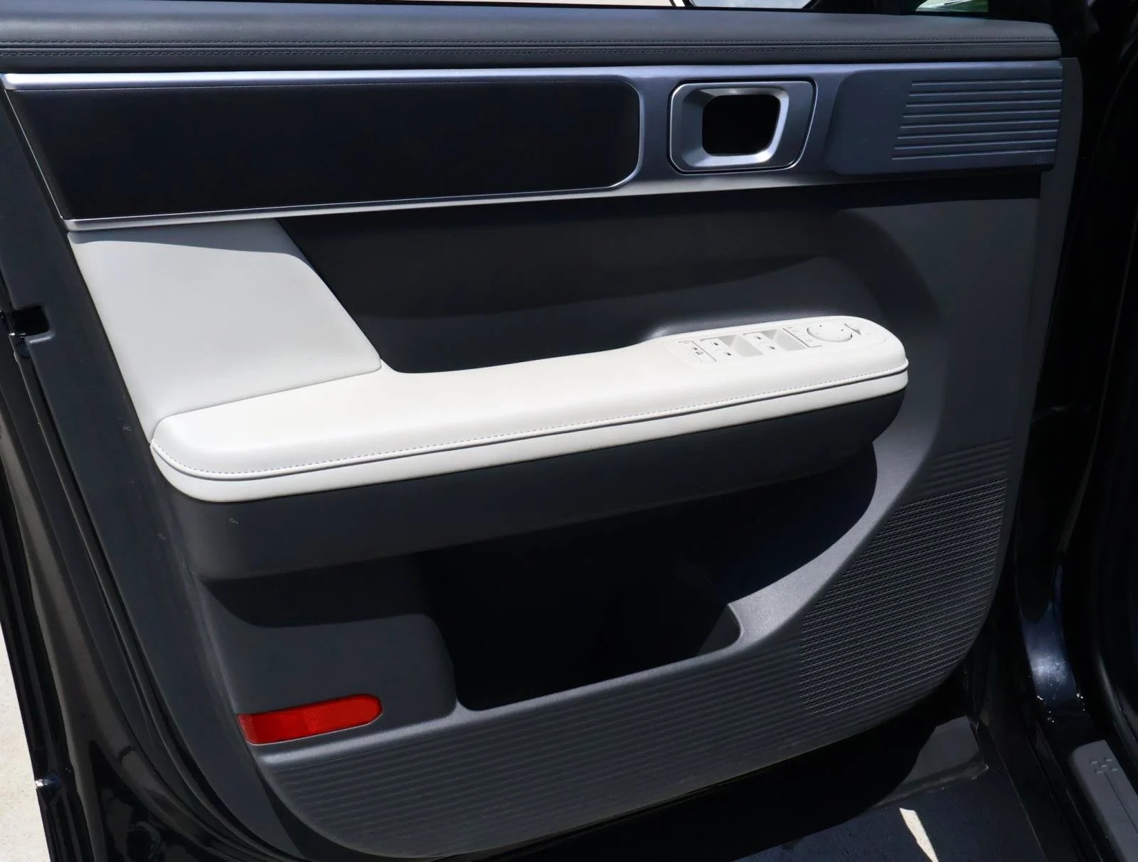 Used 2025 Phantom Black Hyundai SEL image 14
