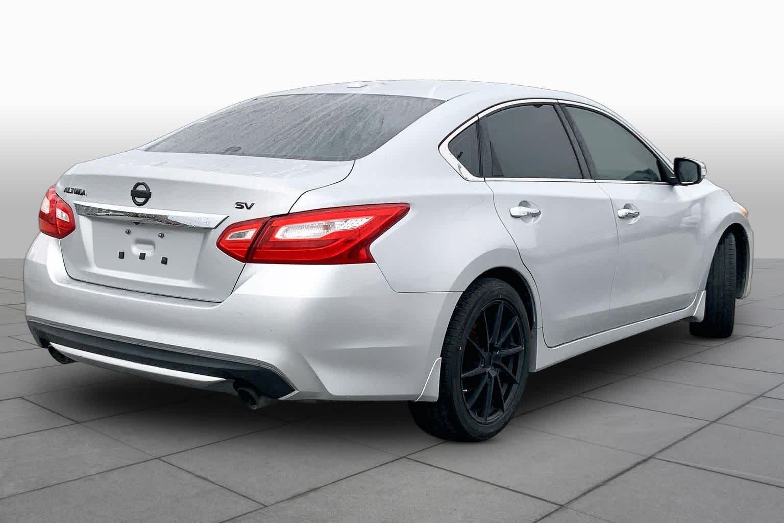 Used 2016 Brilliant Silver Nissan 2.5 SV image 13