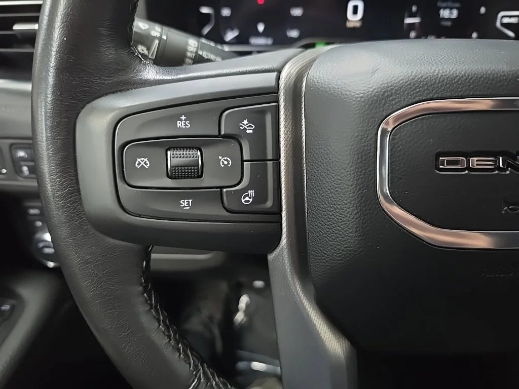 Used 2022 White GMC Denali image 21