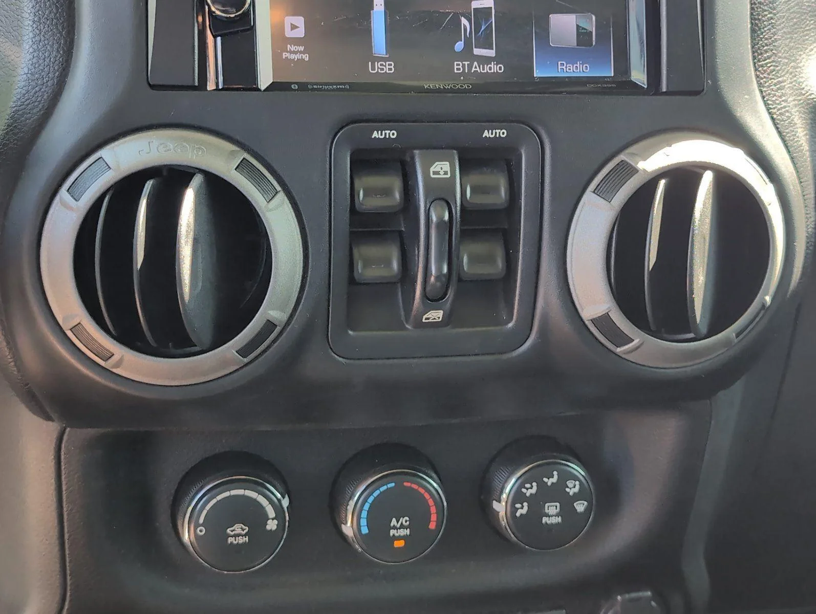 Used 2013 Gecko Pearl Jeep Sport image 23