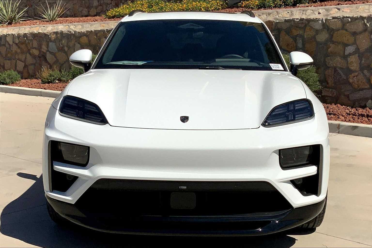 2025 Porsche Macan Turbo Electric - Photo 10