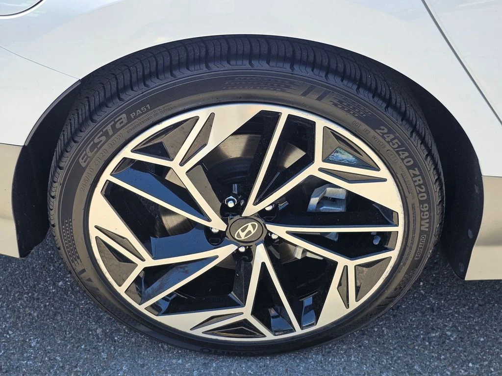 Used 2023 White Hyundai SEL image 6