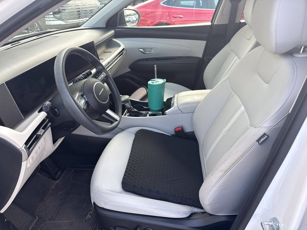 Used 2025 White Hyundai SEL image 1