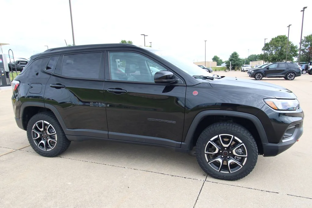 Used 2025 Black Jeep Trailhawk image 3