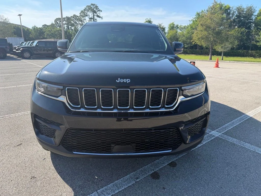 New 2026 Diamond Black Crystal Pearl-Coat Exterior Paint Jeep Laredo image 7