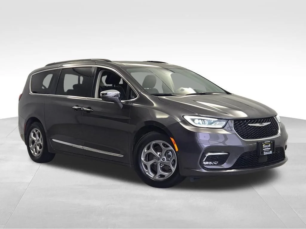 2022 Chrysler Pacifica Limited's photo