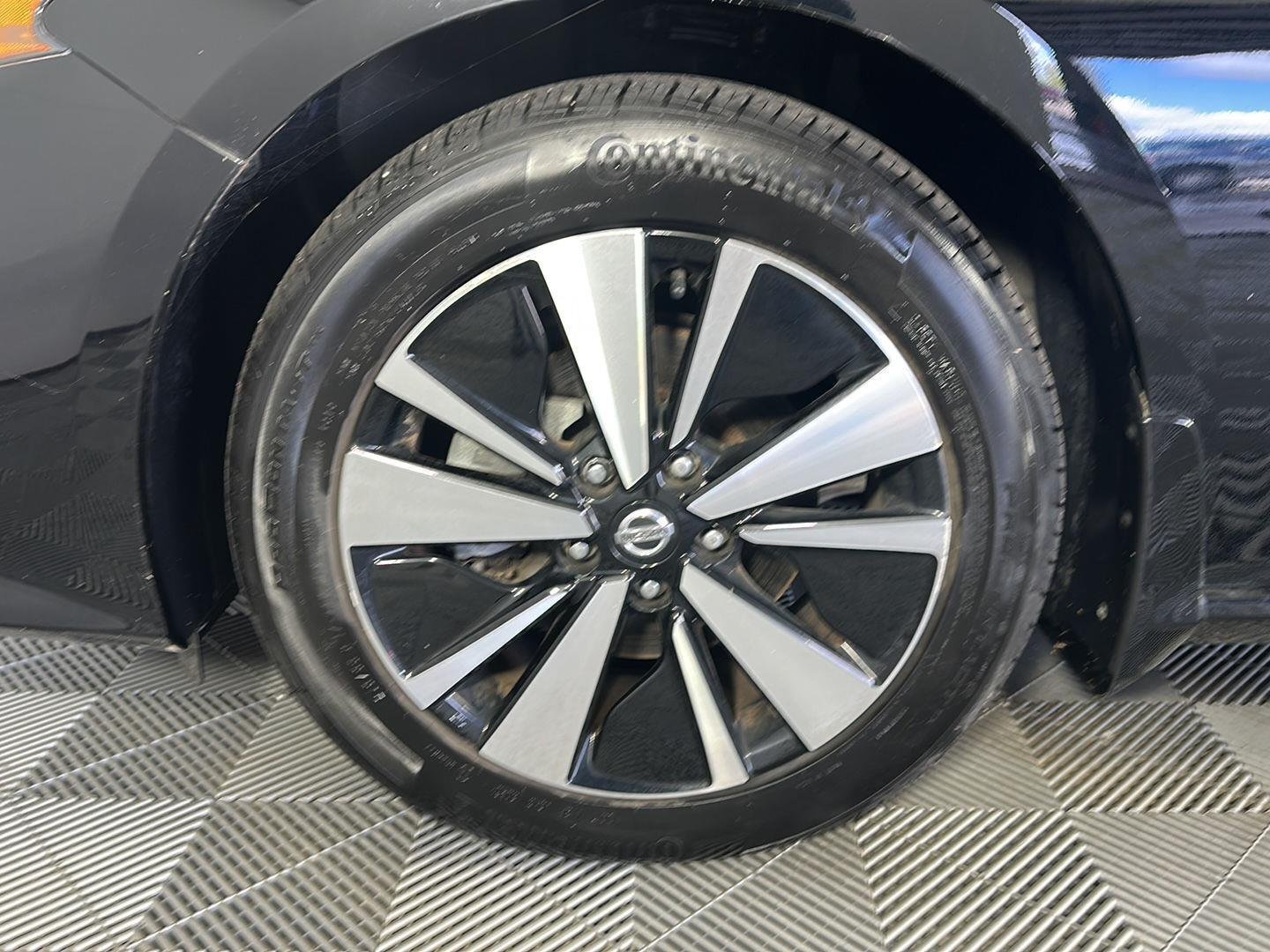 Used 2020 Super Black Nissan 2.5 SV image 6