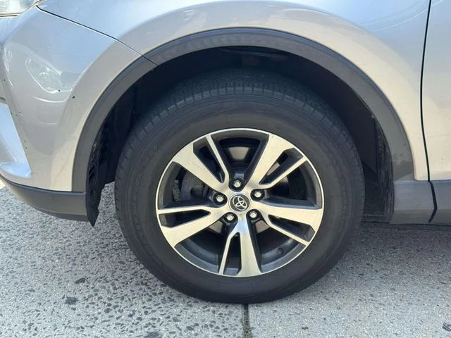 Used 2018 Silver Toyota XLE image 16