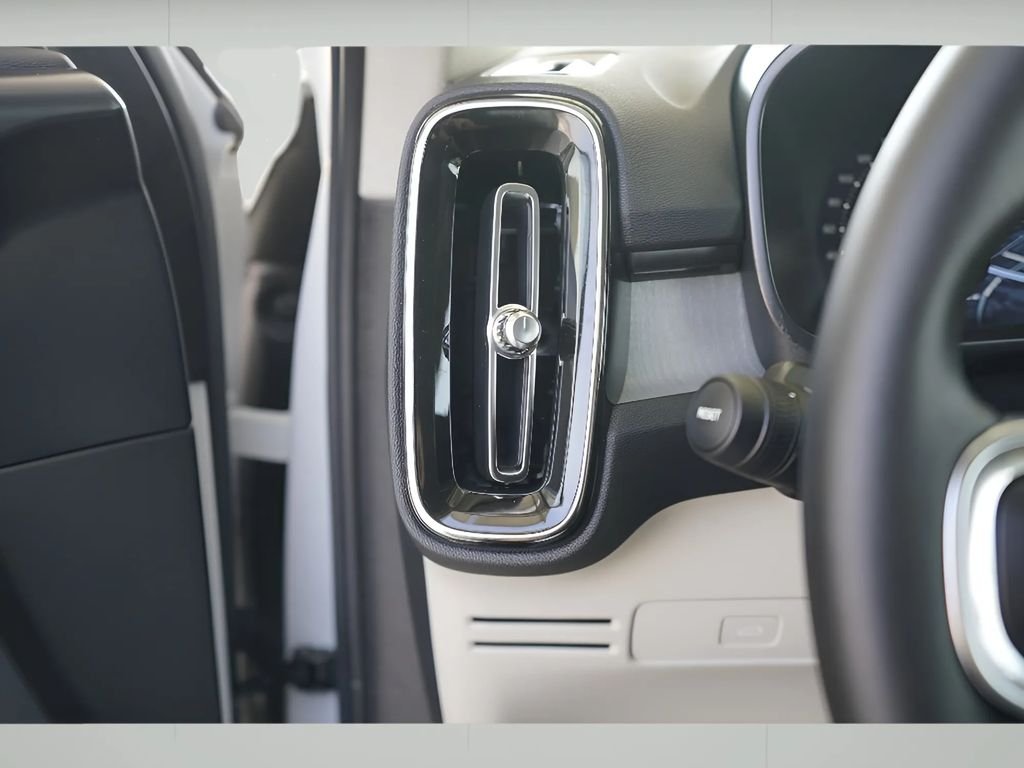 2026 Volvo XC40 Plus - Photo 11