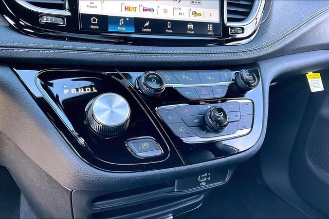 New 2026 Chrysler Pacifica Select 4D Passenger Van