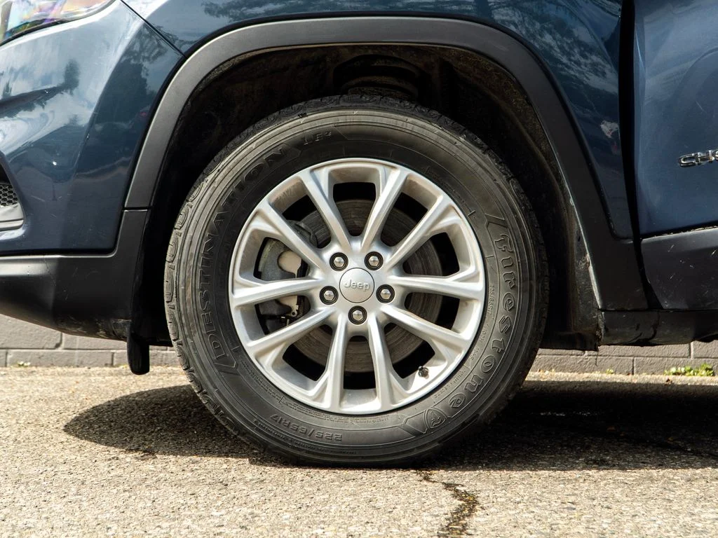 Used 2019 Blue Jeep Latitude image 12