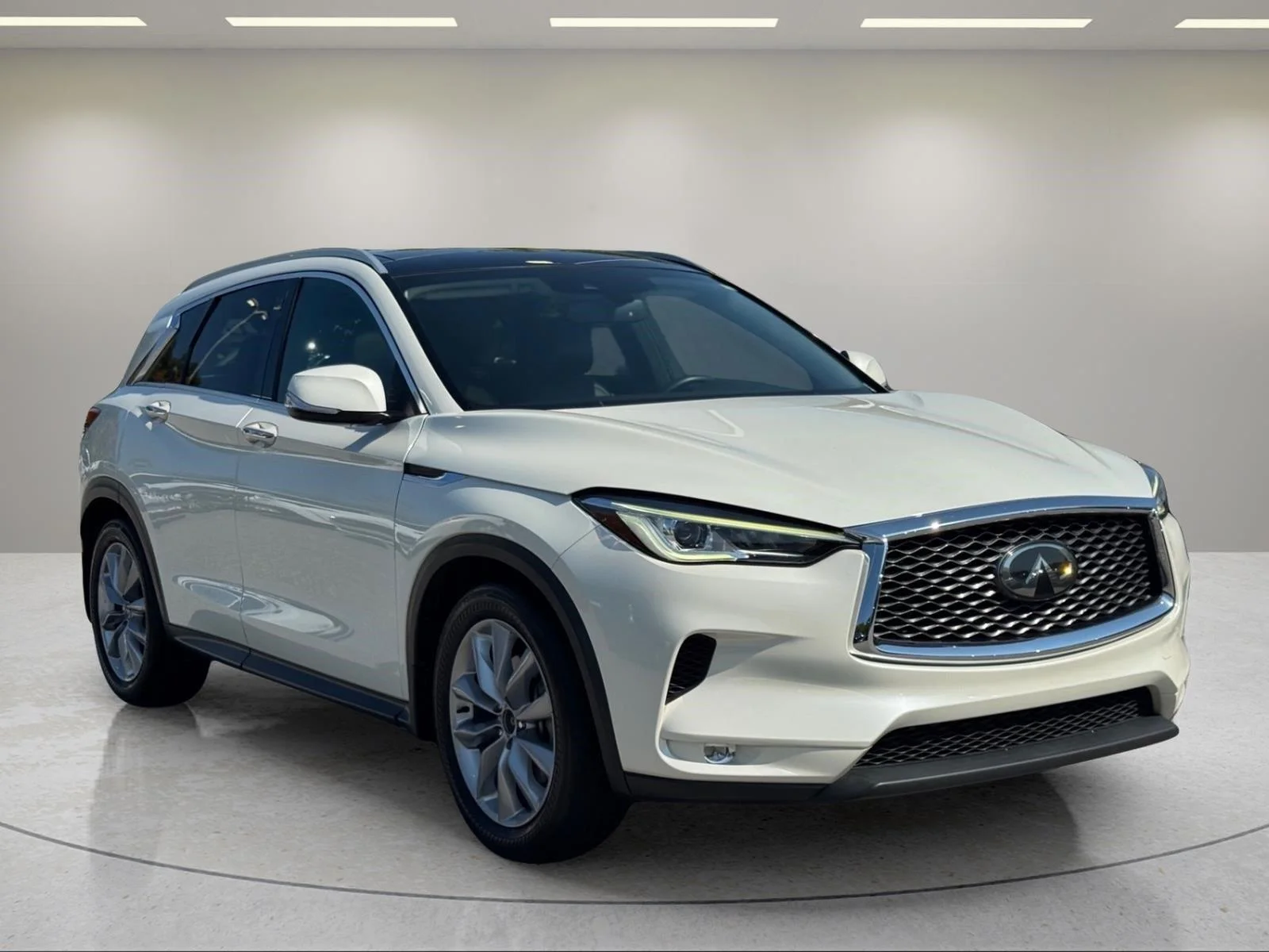 Used 2020 Majestic White INFINITI LUXE image 7