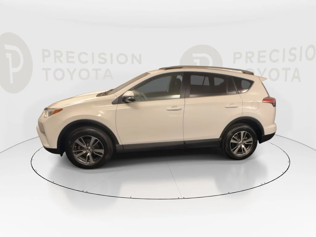 Used 2018 Super White Toyota XLE image 10