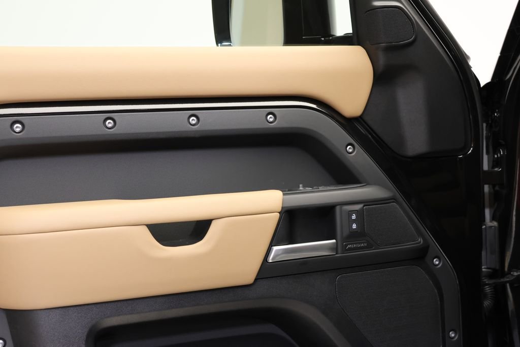 New 2026 Santorini Black Land Rover S image 27