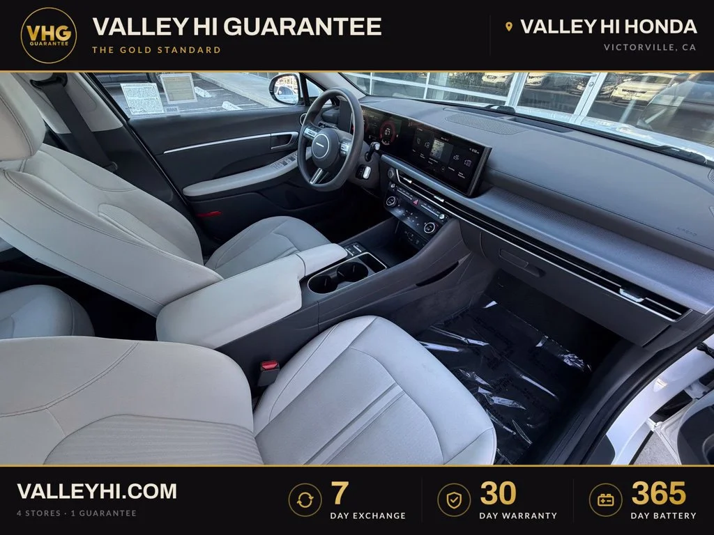 Used 2025 White Hyundai SEL image 18