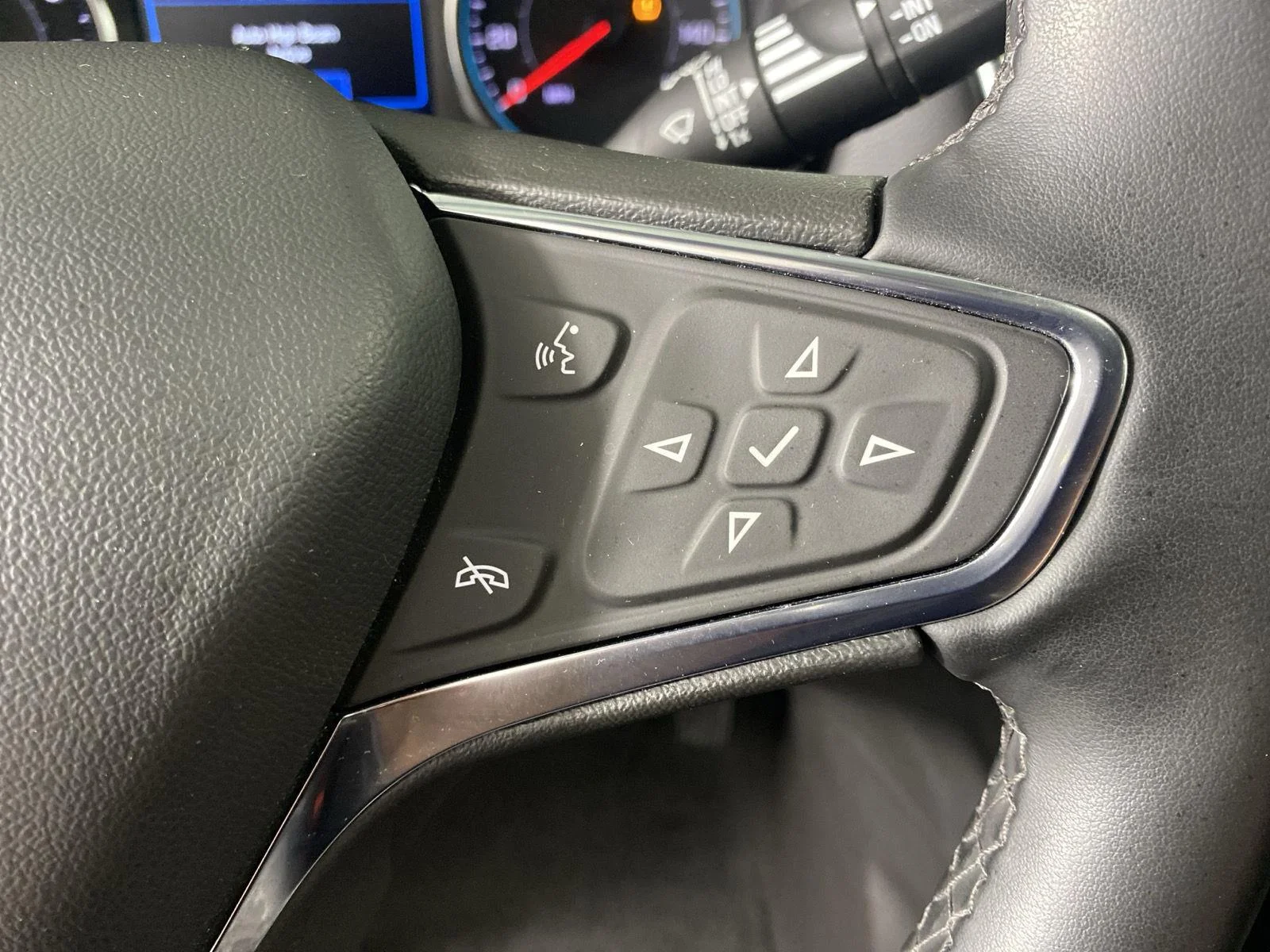 Used 2024 Summit White Chevrolet LT image 15