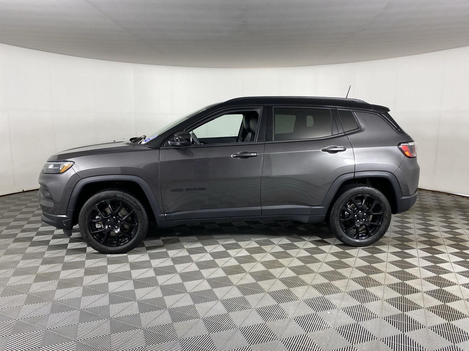 Used 2023 Granite Crystal Metallic Clearcoat Jeep Altitude image 7