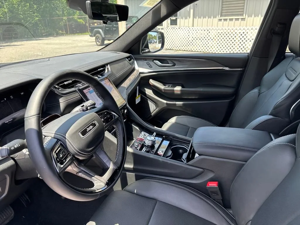 2025 Jeep Grand Cherokee Overland - Photo 2