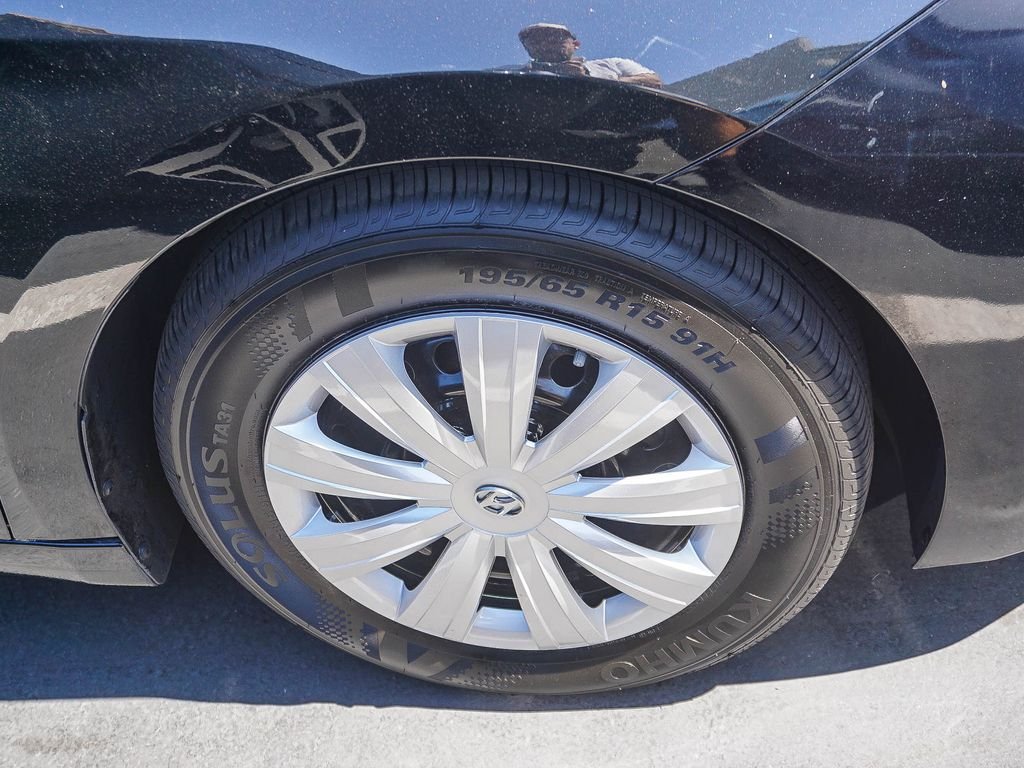 Used 2019 Black Hyundai SE image 9