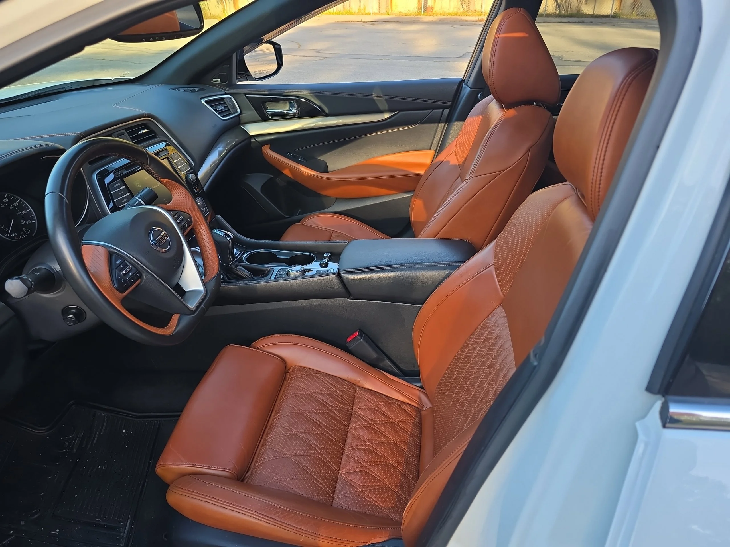 Used 2020 White Nissan Platinum image 9