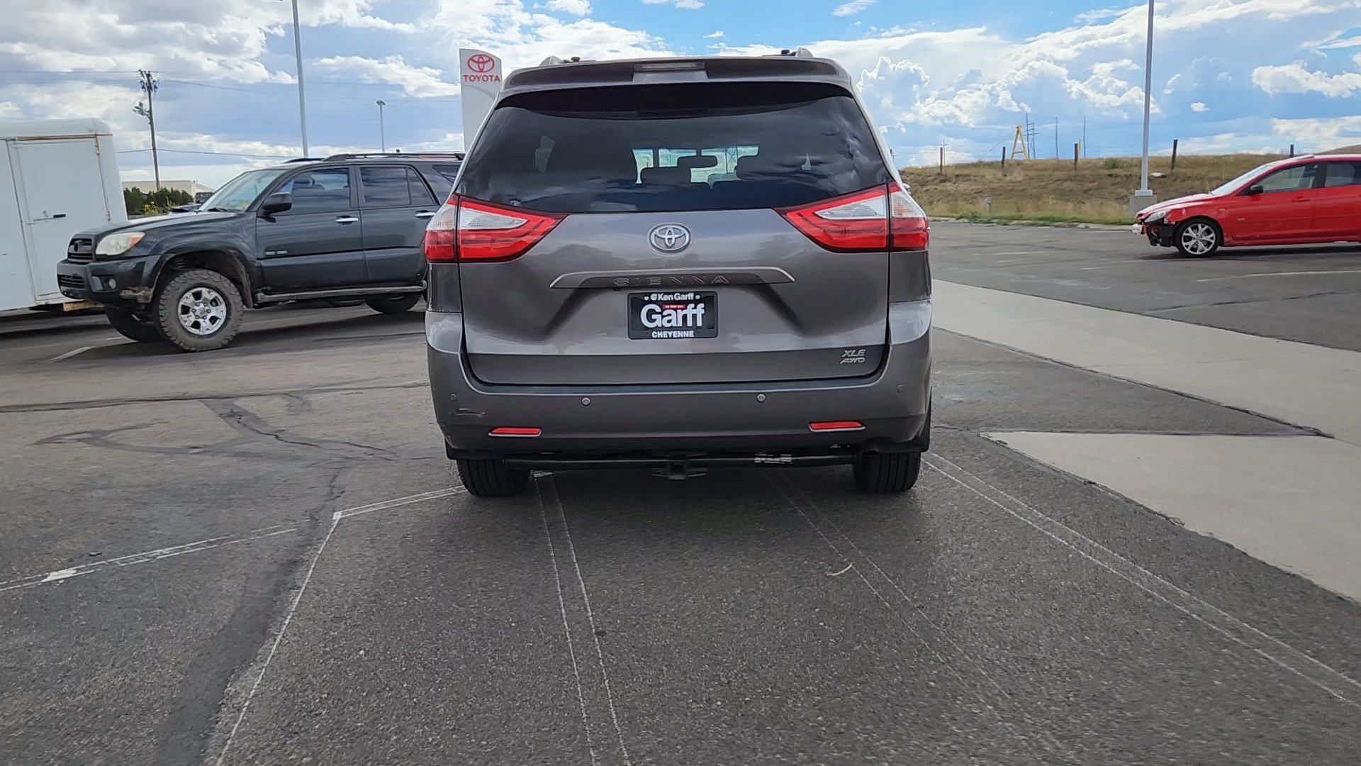 Used 2016 Predawn Gray Mica Toyota XLE Premium image 3