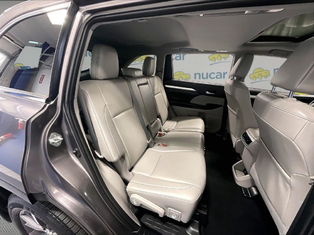 Used 2019 Gray Toyota XLE image 16