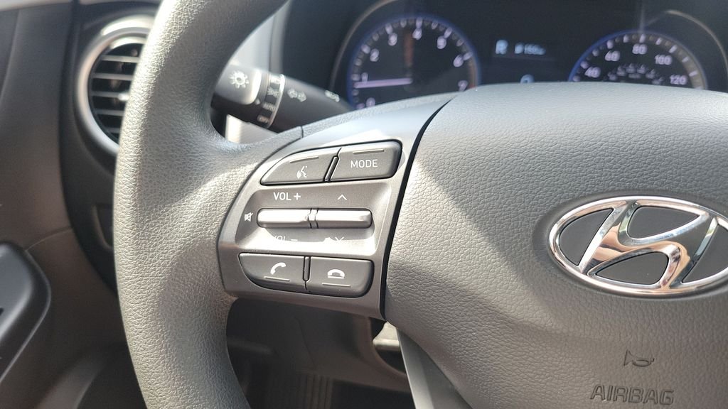 Used 2021 White Hyundai SE image 23