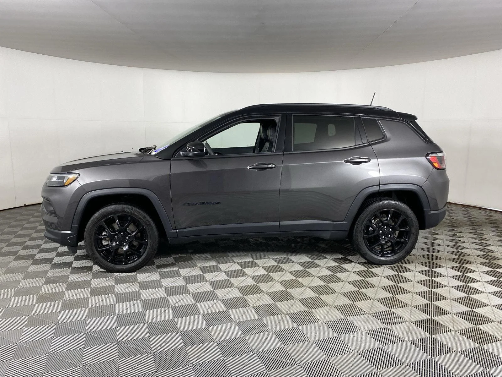 Used 2023 Granite Crystal Metallic Clearcoat Jeep Altitude image 7