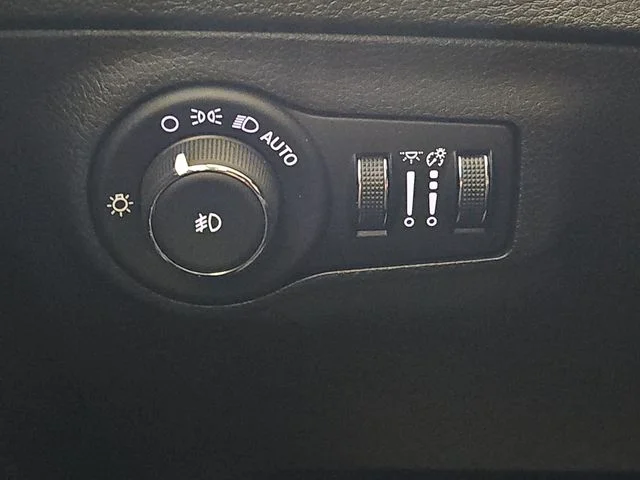Used 2019 Black Jeep Latitude image 19