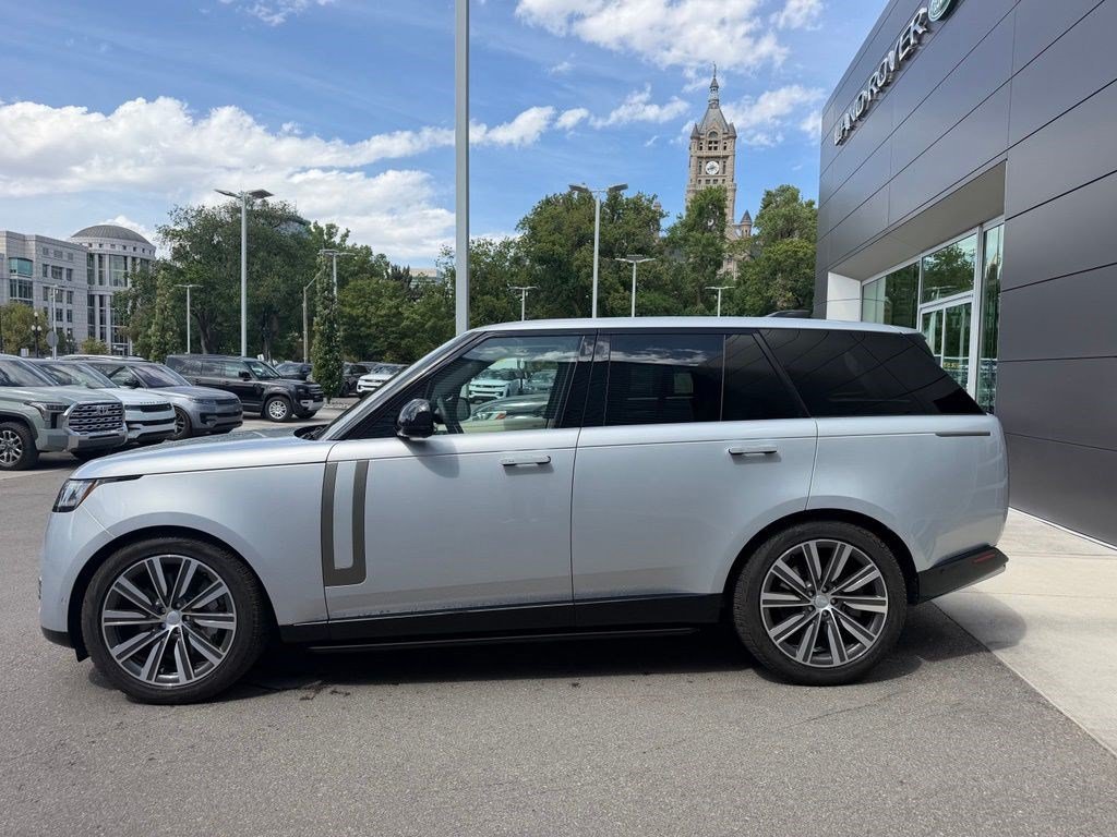 Used 2023 Hakuba Silver Metallic Land Rover SE image 7